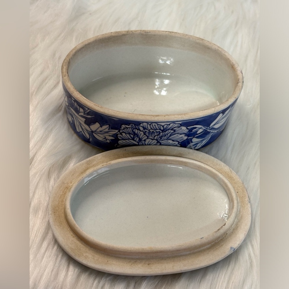 (117)Vintage Blue and White Floral Ceramic Trinket Box - Picture 2 of 7